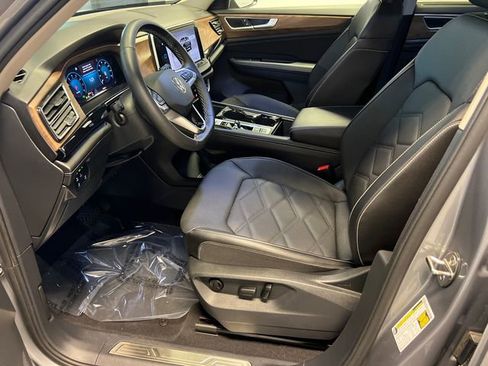 Certified 2025 Volkswagen Atlas SE FWD image 7