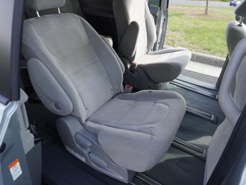 Used 2020 Toyota Sienna L image 31