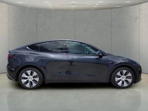 Used 2024 Tesla Model Y 2WD image 3