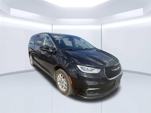 Used 2023 Chrysler Pacifica Touring-L FWD image 2
