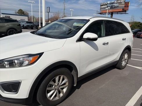 Used 2017 Kia Sorento LX w/ LX Convenience Package image 3
