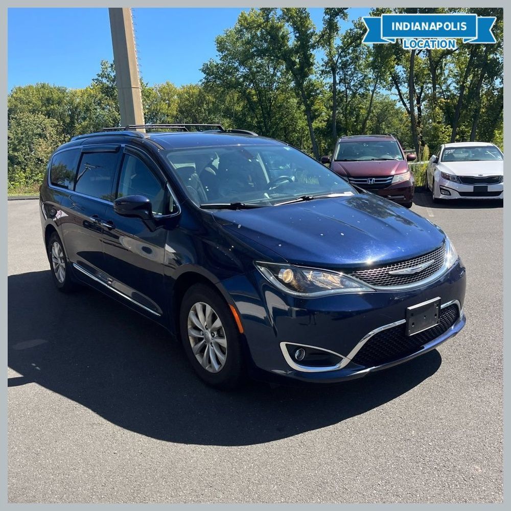 Used 2018 Chrysler Pacifica Touring-L w/ Premium Audio Group FWD image 1
