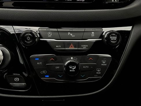 Used 2020 Chrysler Pacifica Touring-L Plus w/ S Appearance Package image 29