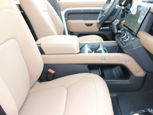 New 2026 Land Rover Defender 130 X-Dynamic SE image 3