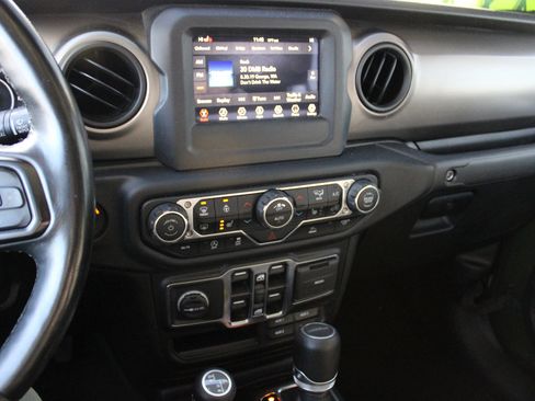 Certified 2021 Jeep Gladiator Willys image 24