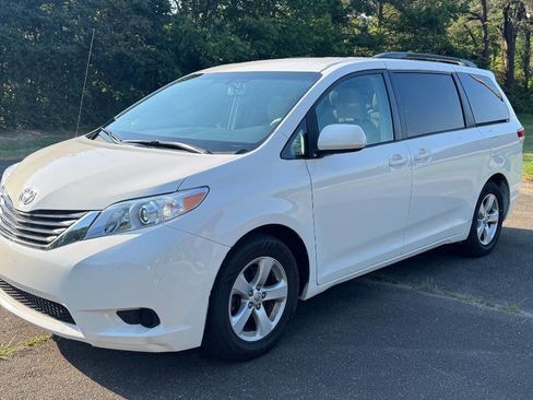Used 2012 Toyota Sienna LE FWD image 4