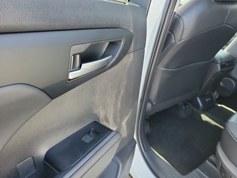 Used 2026 Toyota Highlander XLE AWD/4WD image 13