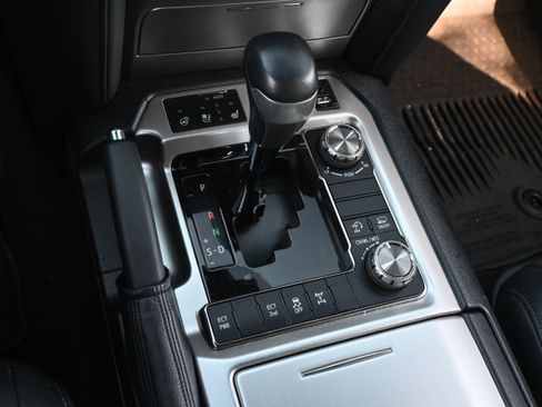 Used 2020 Toyota Land Cruiser Heritage Edition image 10