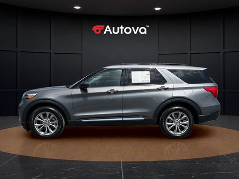 Used 2023 Ford Explorer XLT w/ Equipment Group 202A AWD/4WD image 2