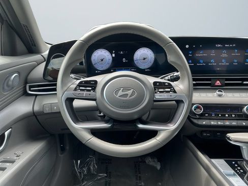 Used 2025 Hyundai Elantra SEL FWD image 13