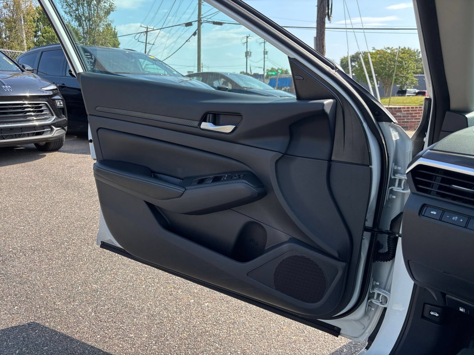 Used 2025 Nissan Altima 2.5 SV FWD image 18