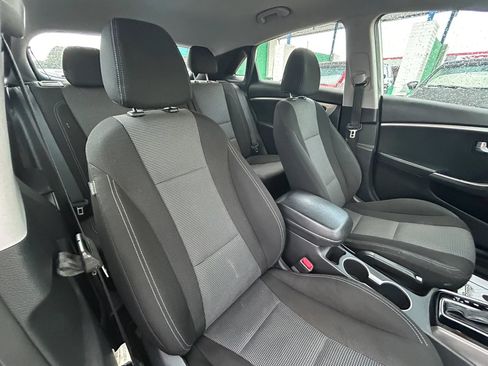 Used 2017 Hyundai Elantra GT FWD image 13