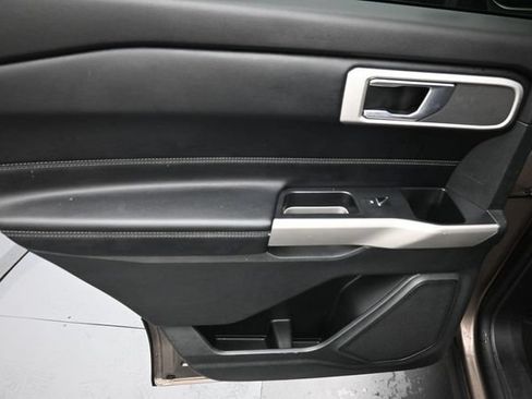 Used 2021 Ford Explorer XLT w/ Equipment Group 202A AWD/4WD image 18
