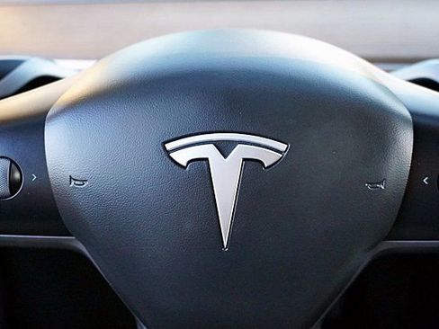 Used 2023 Tesla Model Y Long Range image 40