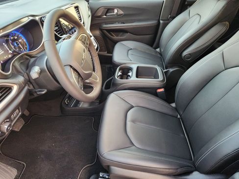 New 2026 Chrysler Pacifica Select image 12