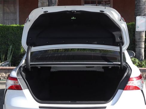 Used 2020 Toyota Camry SE FWD image 8