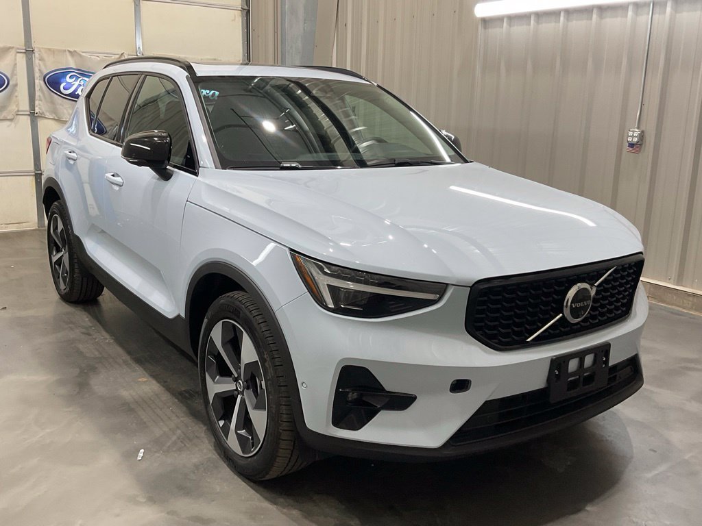 Used 2026 Volvo XC40 B5 Plus AWD/4WD image 2
