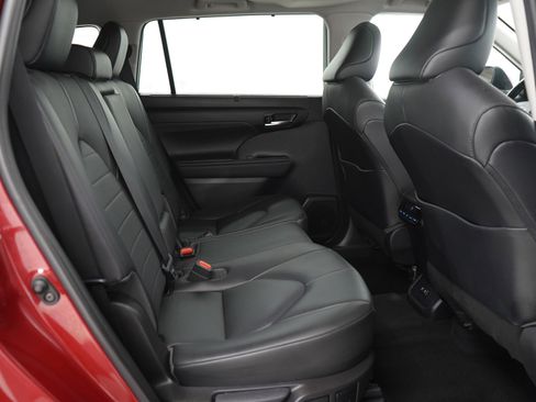 Used 2021 Toyota Highlander XLE image 14