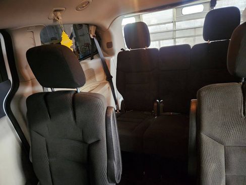 Used 2016 Dodge Grand Caravan SXT FWD image 12
