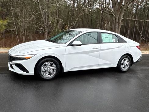 New 2026 Hyundai Elantra SE FWD image 2