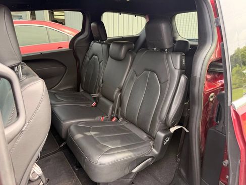 Used 2020 Chrysler Pacifica Touring-L FWD image 9