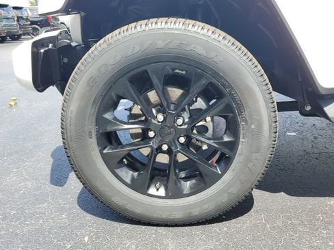 Used 2022 Jeep Wrangler Unlimited Sahara AWD/4WD image 5