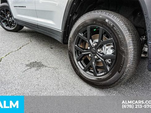 Used 2025 Jeep Grand Cherokee Altitude AWD/4WD image 15