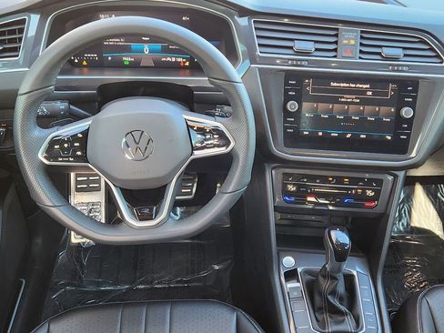 Used 2024 Volkswagen Tiguan SE R-Line image 2