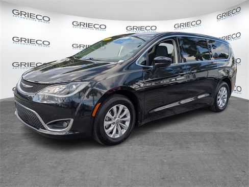 Used 2019 Chrysler Pacifica Touring Plus image 3