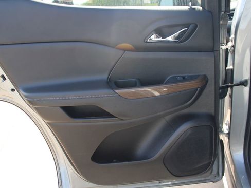 Used 2023 GMC Acadia SLE w/ Driver Convenience Package image 44