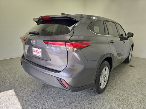 Used 2023 Toyota Highlander LE FWD image 4