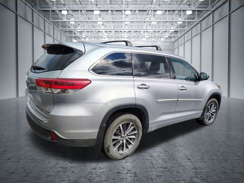 Used 2018 Toyota Highlander XLE AWD/4WD image 4