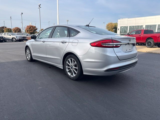 Used 2017 Ford Fusion SE w/ Fusion SE Technology Package FWD image 5