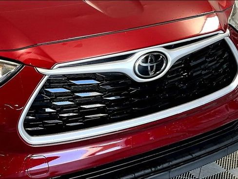 Used 2022 Toyota Highlander XLE image 30