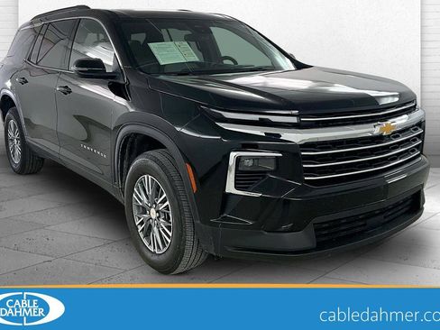 Used 2025 Chevrolet Traverse LT image 1