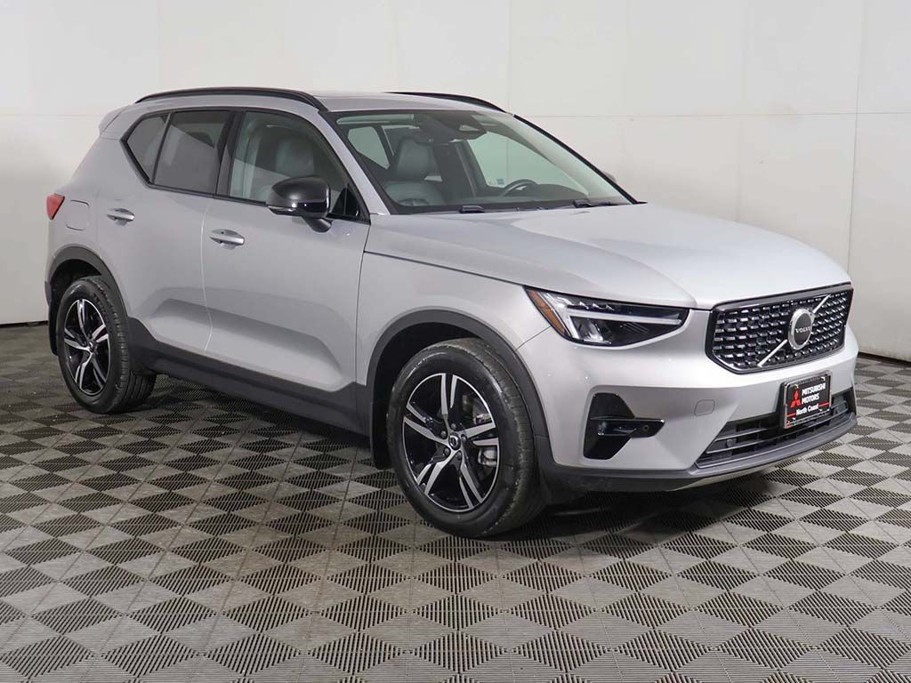 Used 2023 Volvo XC40 B5 Plus w/ Climate Package AWD/4WD image 2