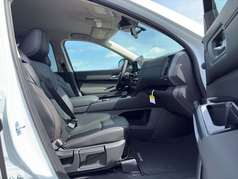 New 2026 Nissan Pathfinder SL image 16