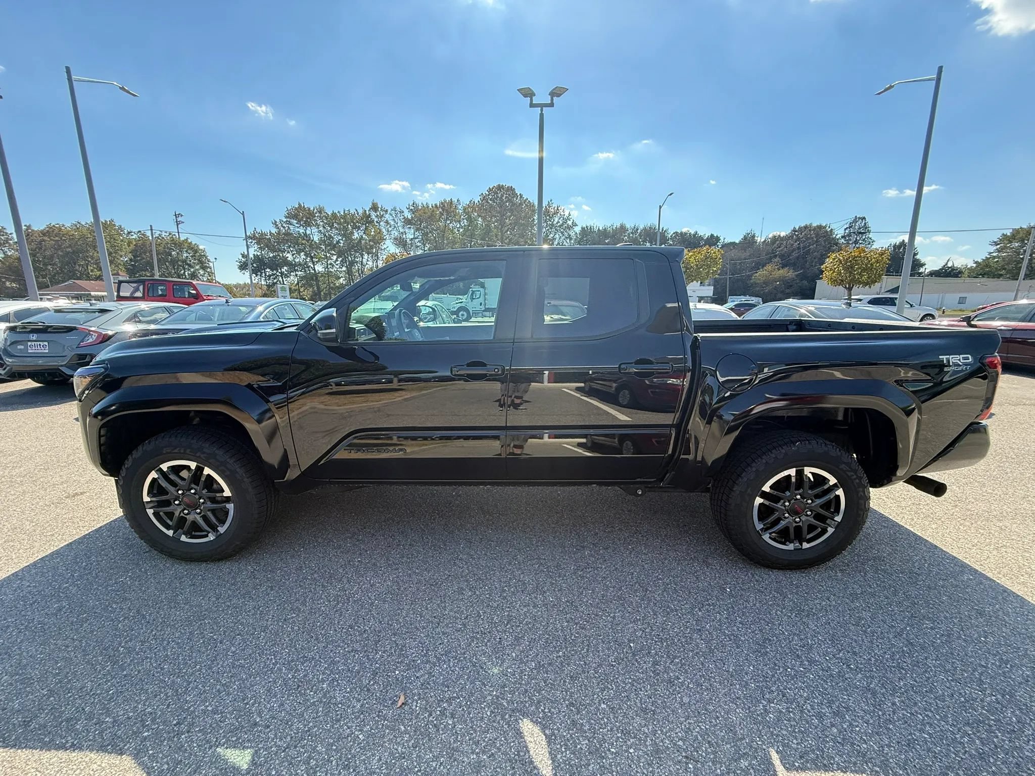 Used 2024 Toyota Tacoma TRD Sport w/ TRD Sport Upgrade Package AWD/4WD image 4