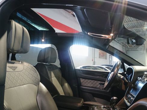 Used 2019 Bentley Bentayga image 38