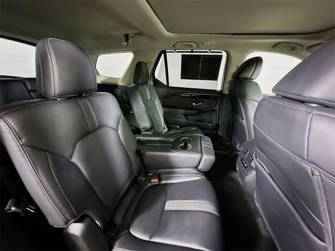 Used 2025 Honda Pilot Touring image 11
