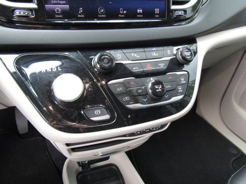 Used 2024 Chrysler Pacifica Touring-L FWD image 19