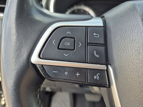 Used 2023 Toyota Highlander XLE image 27