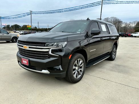 Used 2022 Chevrolet Suburban LT image 2