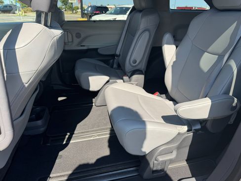 Used 2022 Toyota Sienna XLE FWD image 15