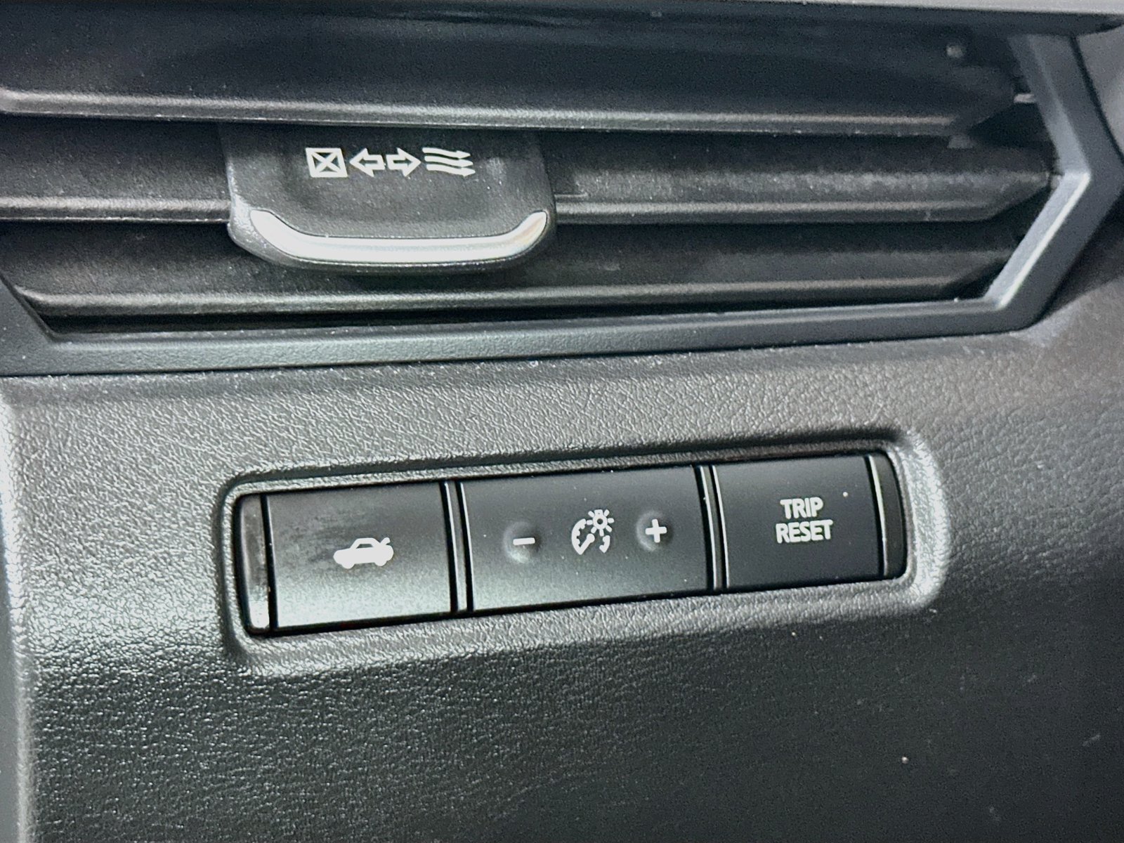 Used 2025 Nissan Altima 2.5 SV FWD image 10