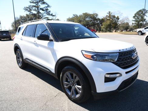 Used 2023 Ford Explorer XLT w/ Equipment Group 202A image 6