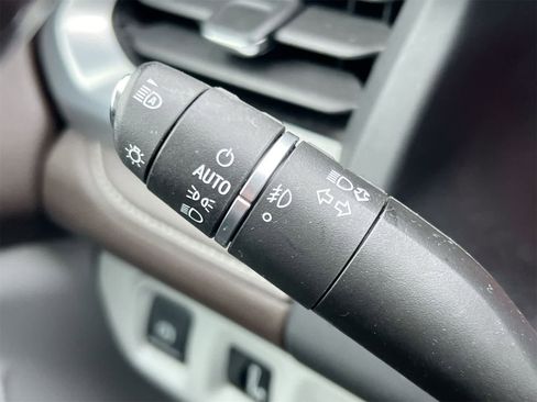 Used 2020 GMC Acadia SLT w/ Driver Alert Package II image 26