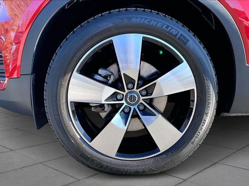 Used 2019 Volvo XC40 T4 Momentum image 9