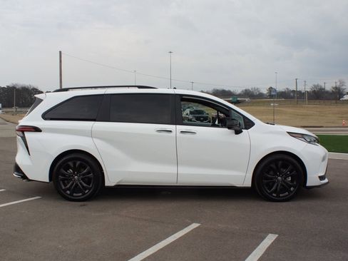 Used 2025 Toyota Sienna XSE w/ XSE Plus Package image 23
