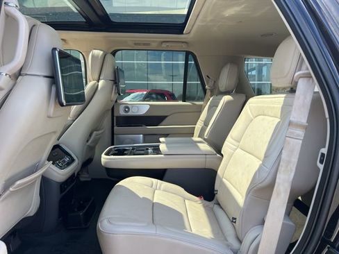 Used 2019 Lincoln Navigator Reserve image 19